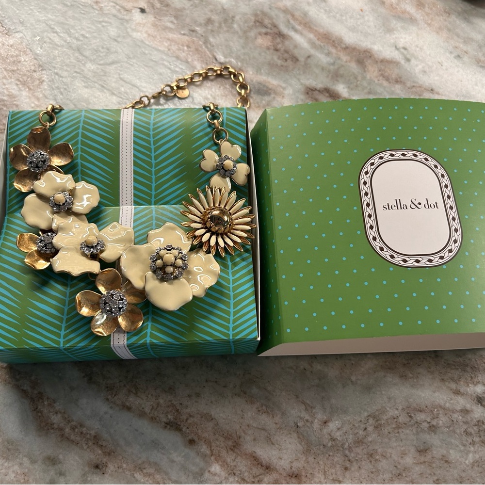 Stella & Dot Floral Necklace